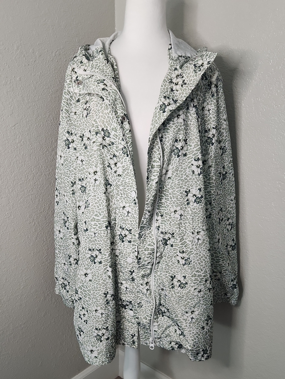 Linda Anderson Light Green Floral Hooded Rain Jacket With Storage Bag